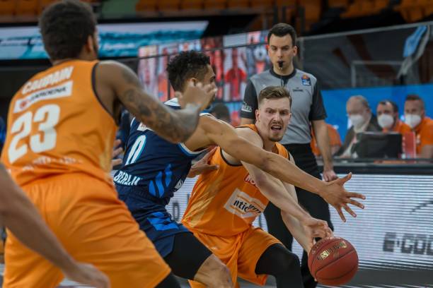 与后卫之间 与后卫之间