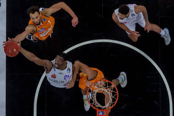 的中场支柱 的中场支柱